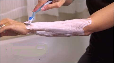 depilación de brazos con maquina de afeitar
